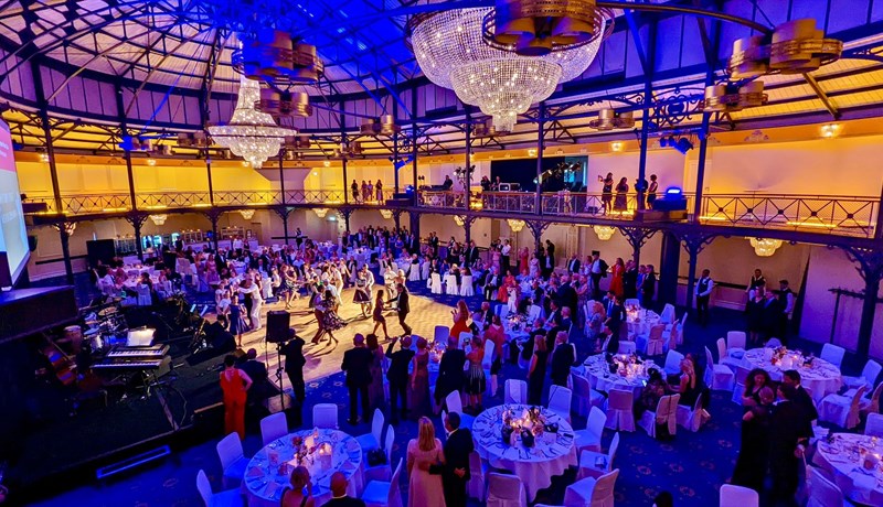 Die Alte Reithalle im Ballglanz